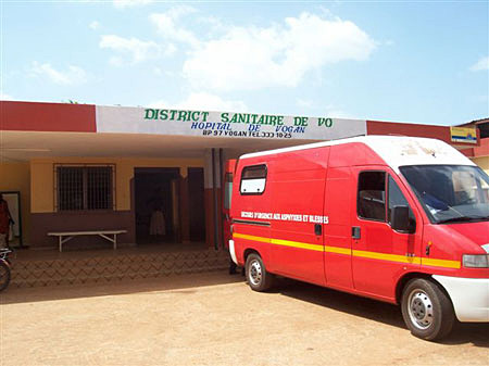L'ambulance devant l'h&ocirc;pital de VOGAN
