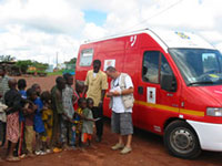 Distribution de gadgets aux enfants du Mali