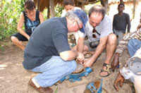 Réparation d'une pompe, Togo
